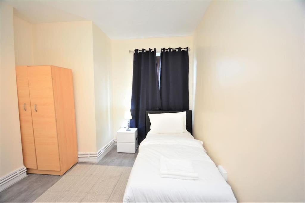 Lovely 4 Bedroom Apartment Close To The City Walking Distance From The Rivere View London Exterior photo