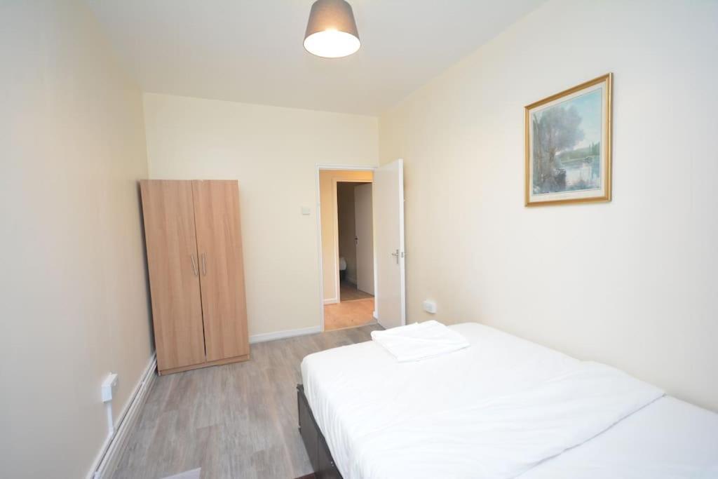 Lovely 4 Bedroom Apartment Close To The City Walking Distance From The Rivere View London Exterior photo