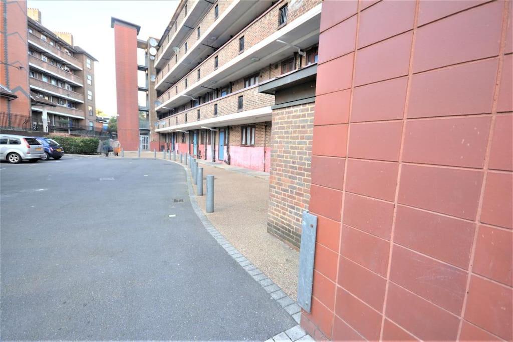 Lovely 4 Bedroom Apartment Close To The City Walking Distance From The Rivere View London Exterior photo