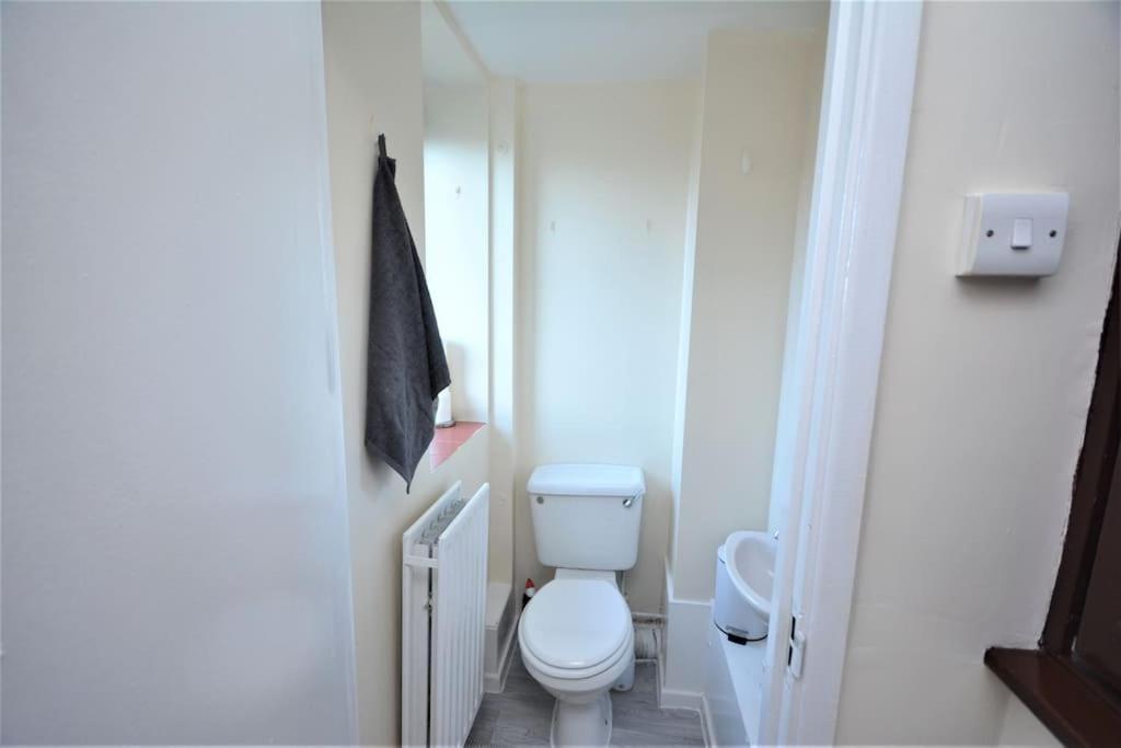 Lovely 4 Bedroom Apartment Close To The City Walking Distance From The Rivere View London Exterior photo