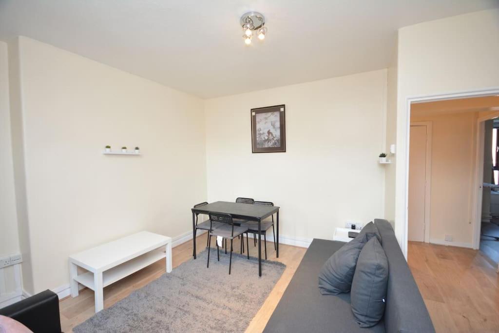 Lovely 4 Bedroom Apartment Close To The City Walking Distance From The Rivere View London Exterior photo