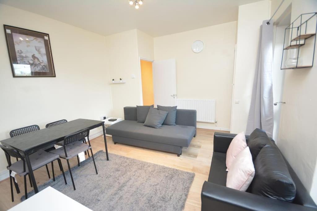 Lovely 4 Bedroom Apartment Close To The City Walking Distance From The Rivere View London Exterior photo
