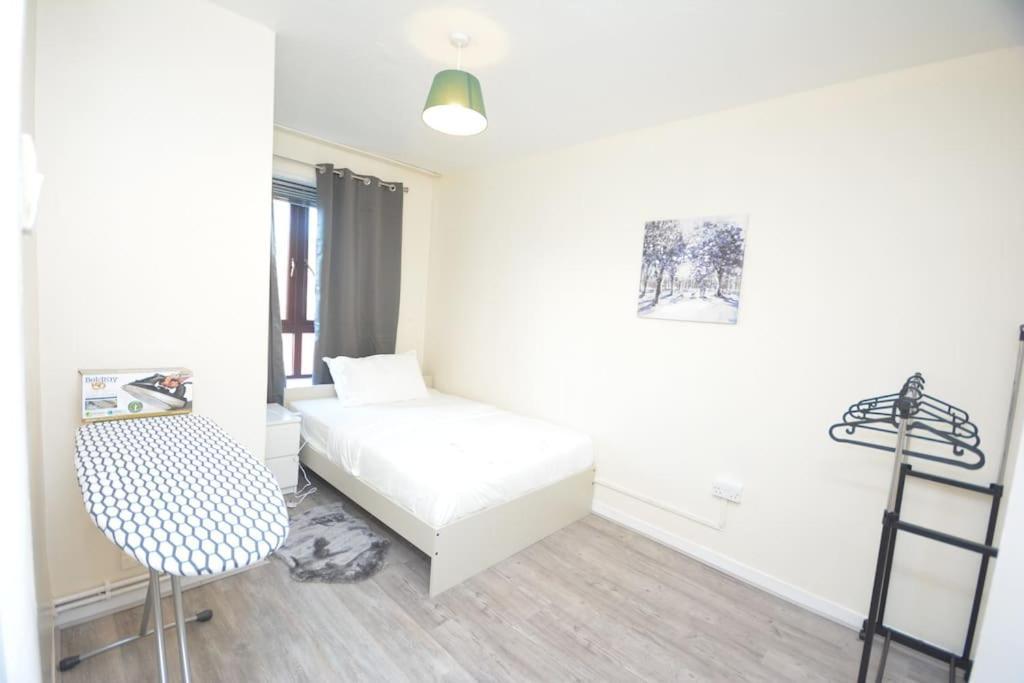 Lovely 4 Bedroom Apartment Close To The City Walking Distance From The Rivere View London Exterior photo