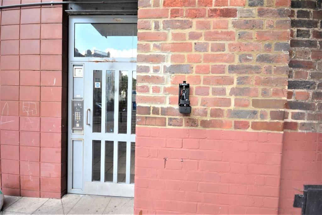Lovely 4 Bedroom Apartment Close To The City Walking Distance From The Rivere View London Exterior photo