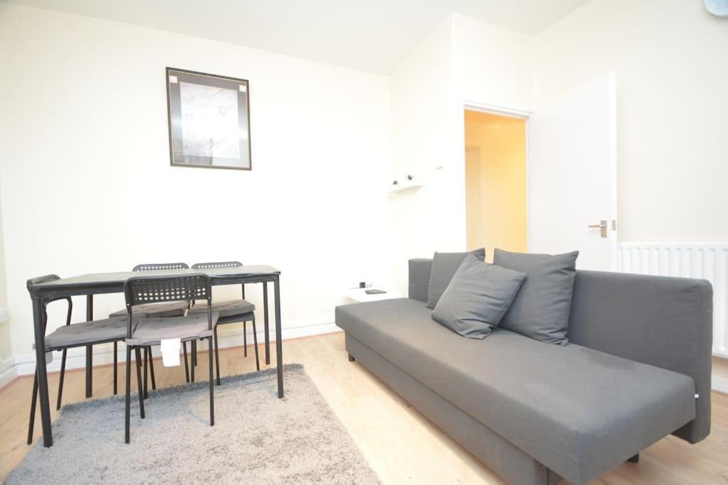 Lovely 4 Bedroom Apartment Close To The City Walking Distance From The Rivere View London Exterior photo