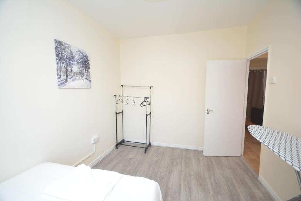Lovely 4 Bedroom Apartment Close To The City Walking Distance From The Rivere View London Exterior photo