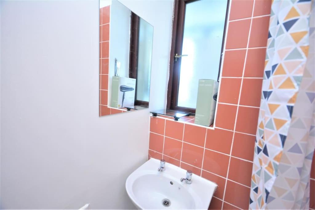 Lovely 4 Bedroom Apartment Close To The City Walking Distance From The Rivere View London Exterior photo